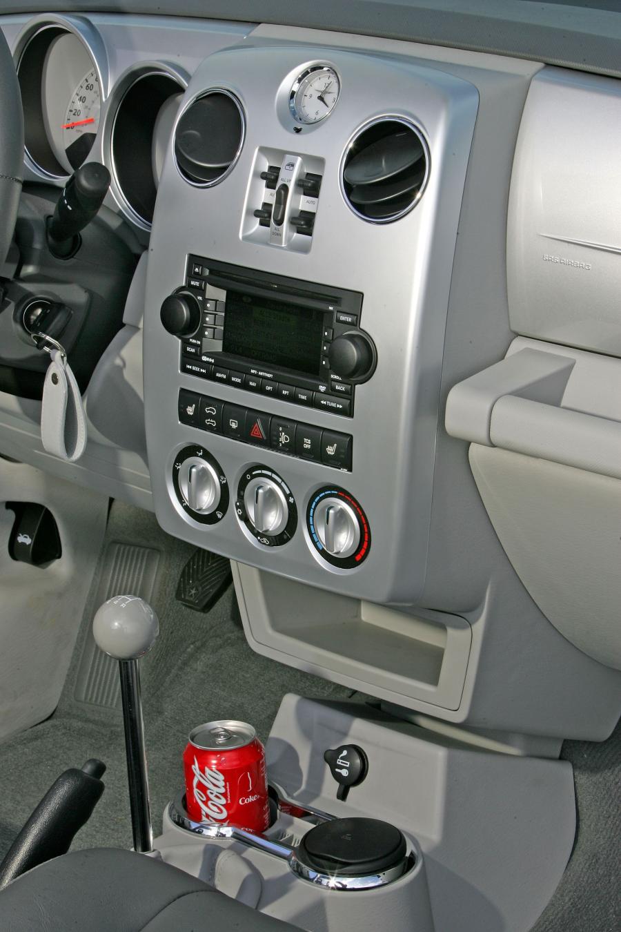 Детали интерьера Chrysler PT Cruiser Convertible (PT) 2005 года  (WW) (фото 96 из 129)